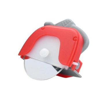 Instrument de taiere pentru pizza circular eMazing, 11.5 x 12.5 cm, din otel inoxidabil si plastic, cu capac de protectie pentru lama, culoare rosie